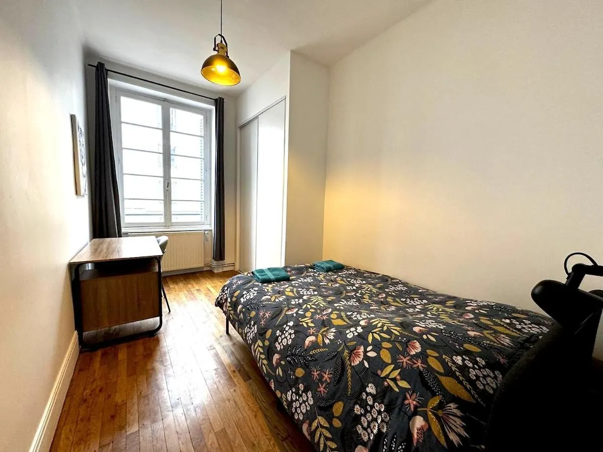 Appartement De 3 Chambres, Parking Gratuit, Proche Metro Oullins France