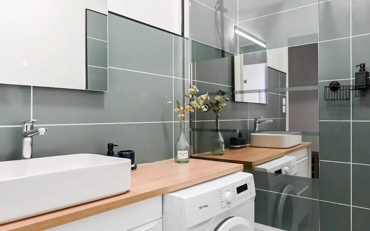 Appartement De 3 Chambres, Parking Gratuit, Proche Metro Oullins 0*,  France