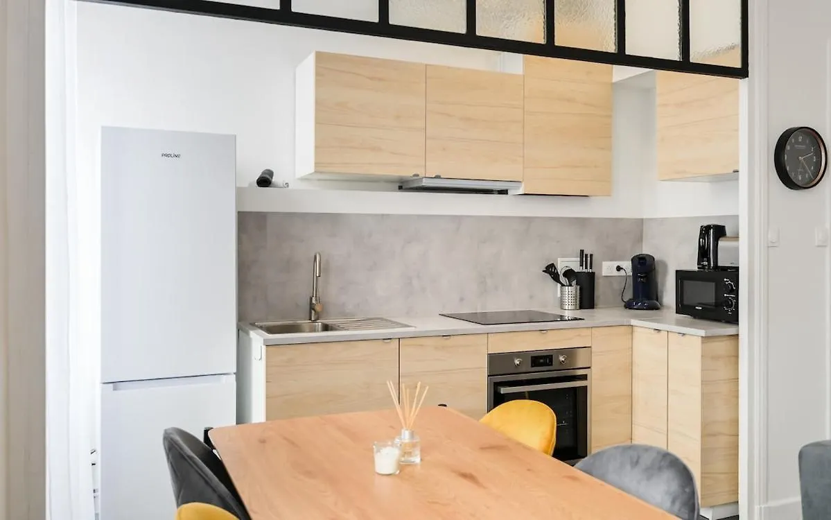 Appartement De 3 Chambres, Parking Gratuit, Proche Metro Oullins