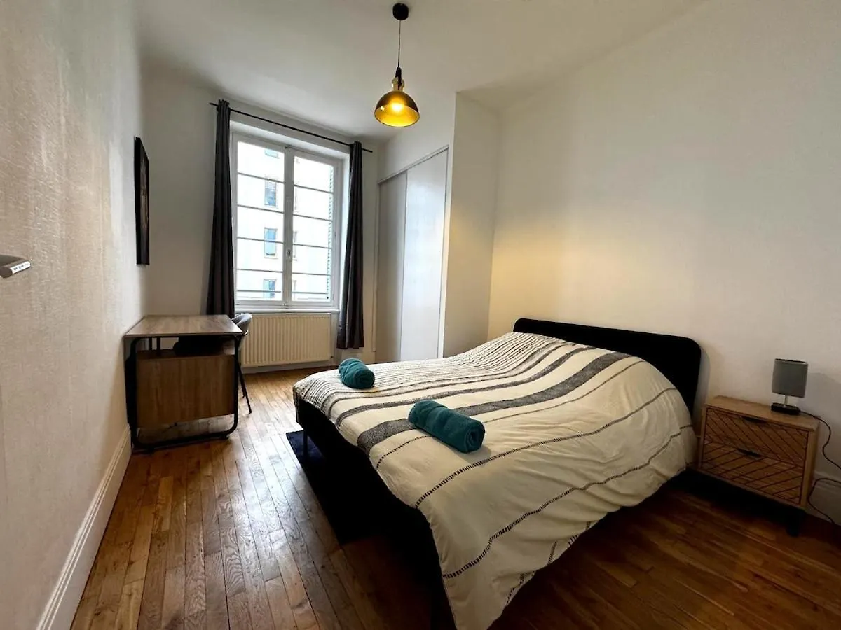 Appartement De 3 Chambres, Parking Gratuit, Proche Metro Oullins 0*,  France
