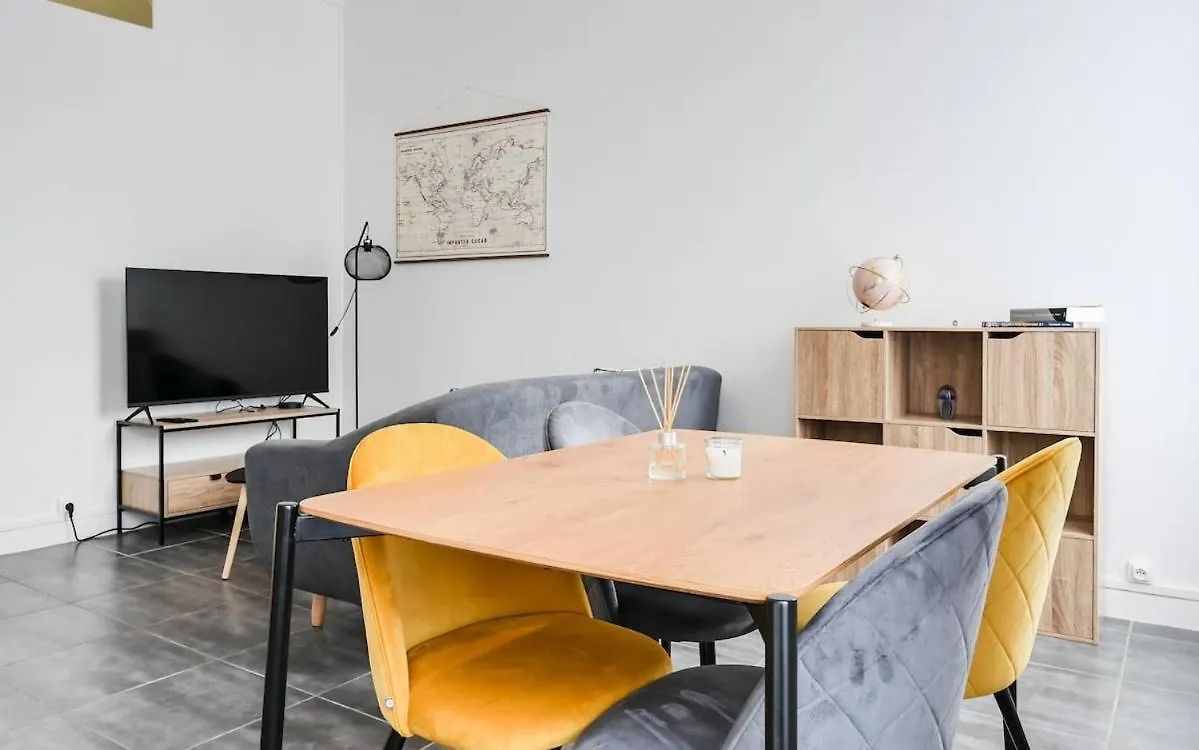 Appartement De 3 Chambres, Parking Gratuit, Proche Metro Oullins Apartment