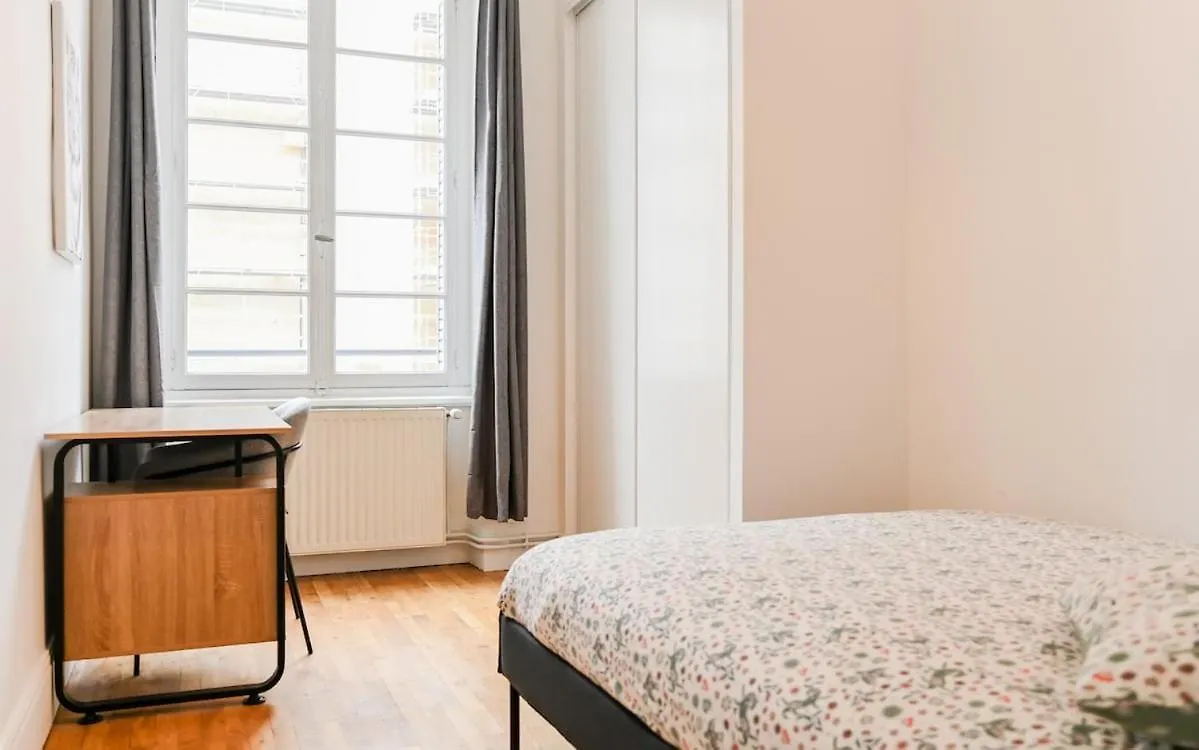 Appartement De 3 Chambres, Parking Gratuit, Proche Metro Oullins